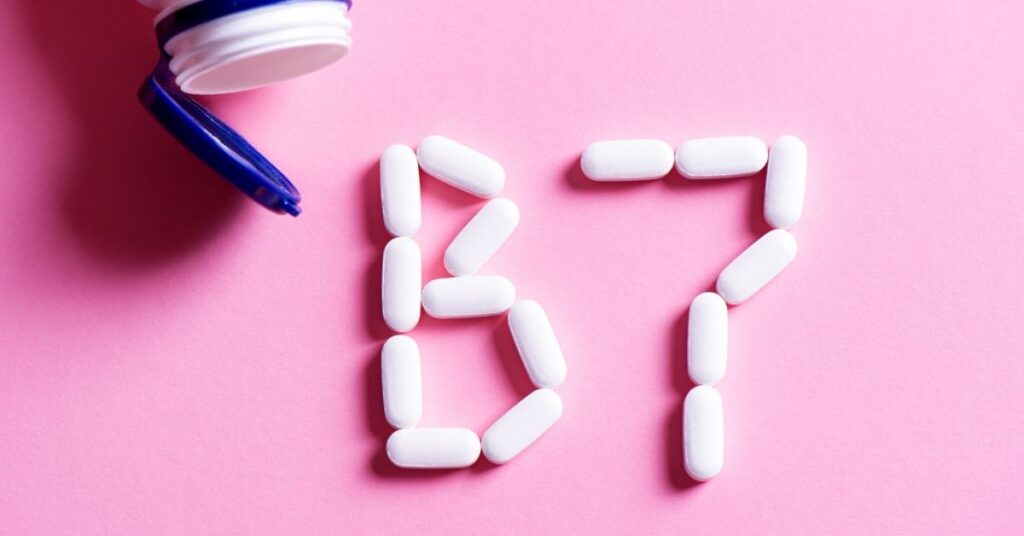 Biotin saç ve tırnak sağlığı açısından gerekli B7 ve H vitaminidir.