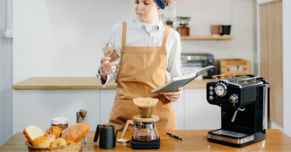 Kahve günlük hayatta düzenli tüketilmesi gereken bir içecek olup kafein bağımlılığına dikkat edilmelidir.